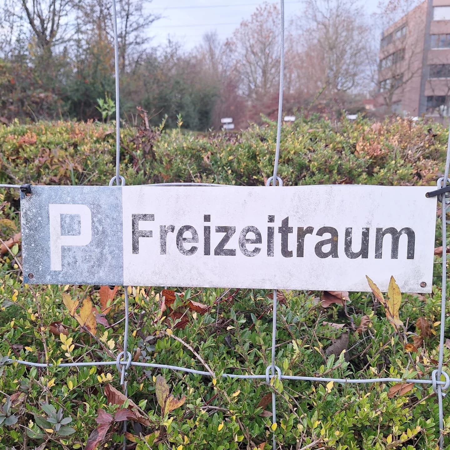 Gebäude und Parkplatz, Bild 3