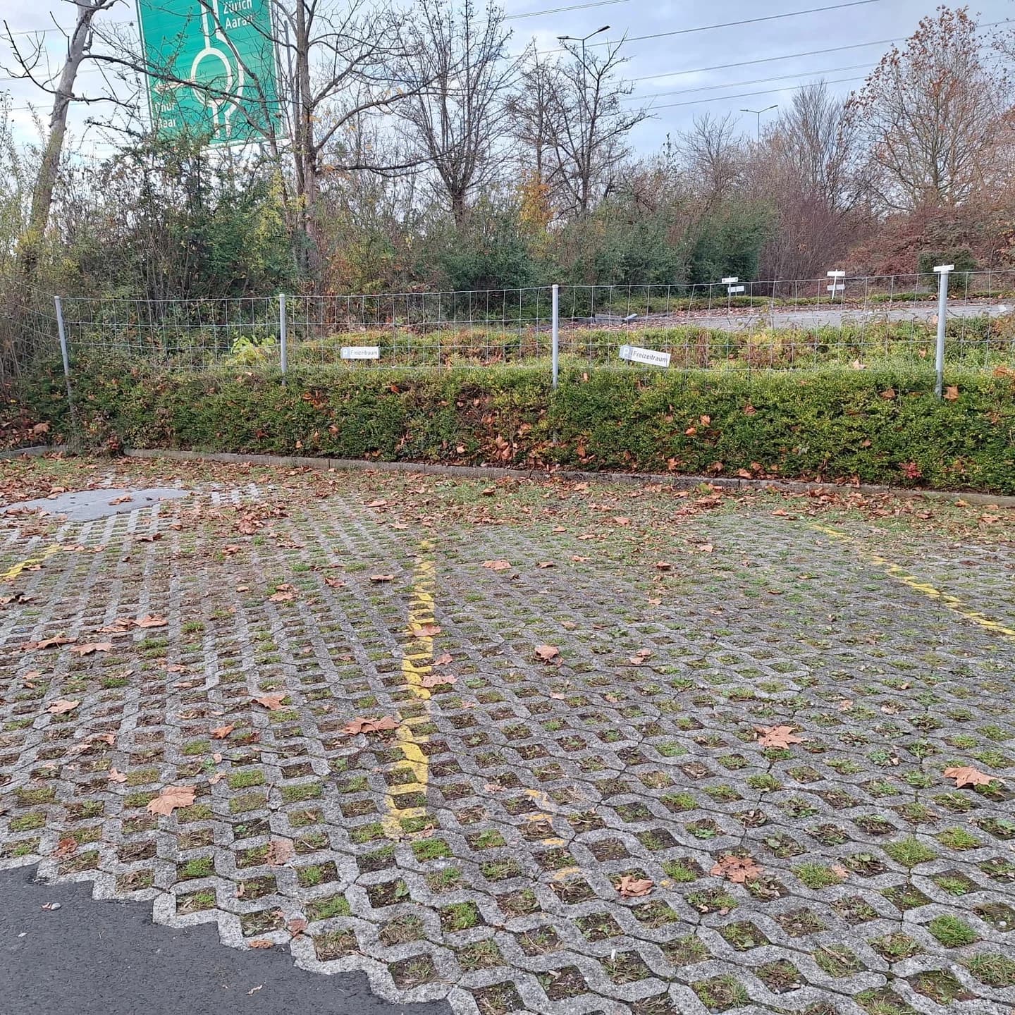 Gebäude und Parkplatz, Bild 2
