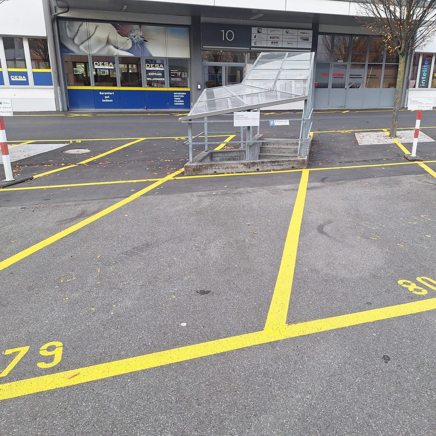Gebäude und Parkplatz, Bild 1